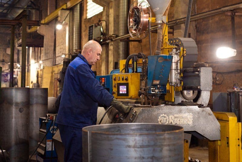 Сварка продольного стыкового шва обечайки.jpg Сварка продольного стыкового шва обечайки.jpg